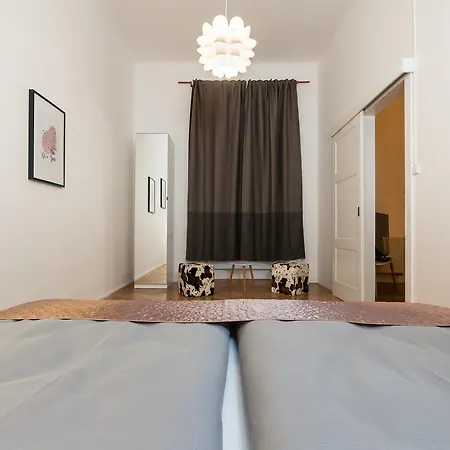 Square Apartment