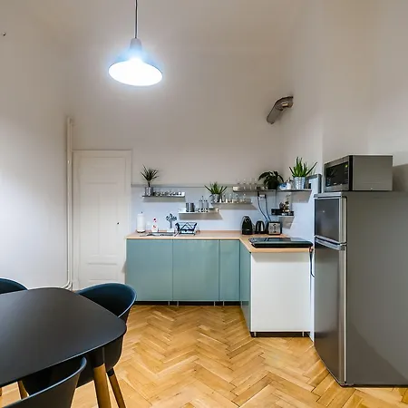 Square Apartment *