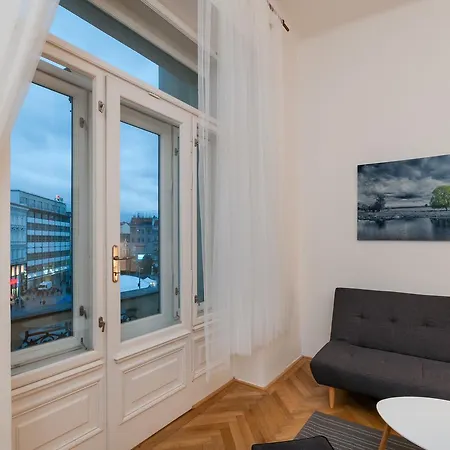 Square Apartment *