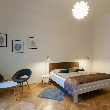 Square Apartment *