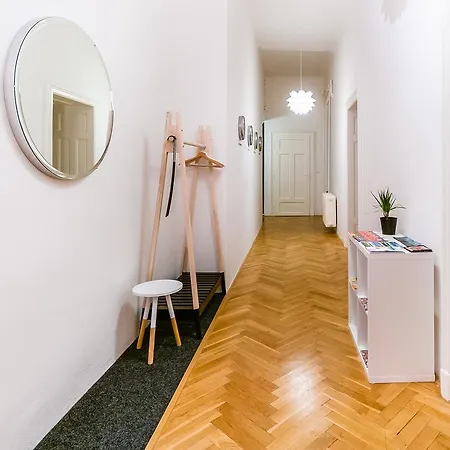 Square Apartment *
